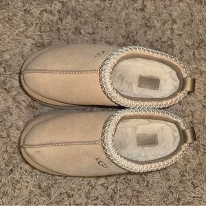 UGGs Tazz platform slippers size 6 sand
